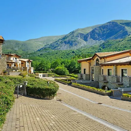 Lake-view Holiday In With Garden And Fireplace بيت للعطل *