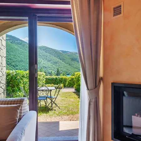 Lake-view Holiday In With Garden And Fireplace بيت للعطل *
