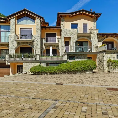 Lake-view Holiday In With Garden And Fireplace بيت للعطل *