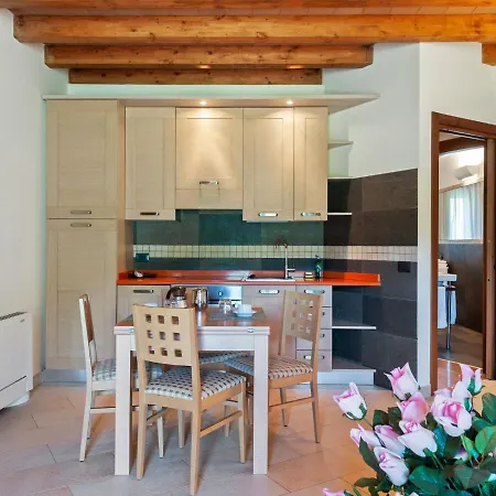 Lake-view Holiday In With Garden And Fireplace سكانو