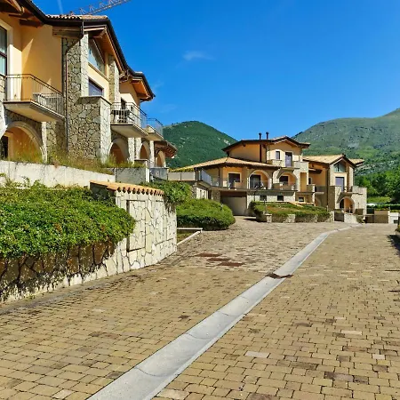 Lake-view Holiday In With Garden And Fireplace بيت للعطل *