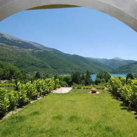 Lake-view Holiday In With Garden And Fireplace بيت للعطل *