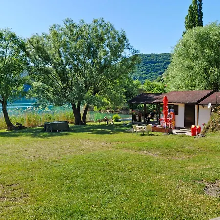 Lake-view Holiday In With Garden And Fireplace بيت للعطل