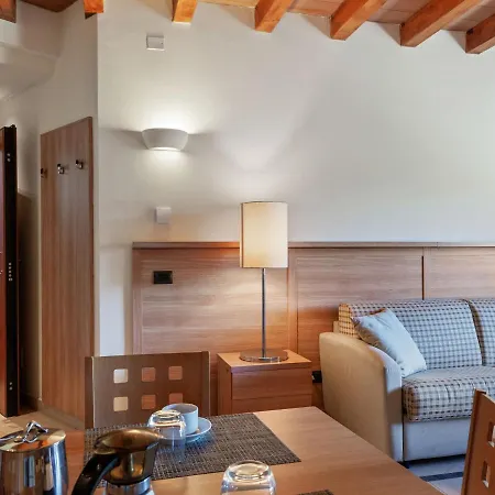 Lake-view Holiday In With Garden And Fireplace سكانو