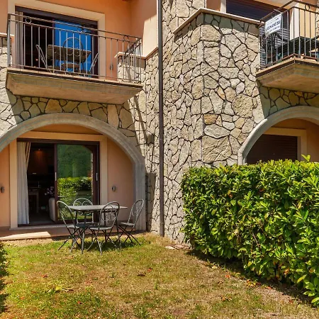 Lake-view Holiday In With Garden And Fireplace * سكانو