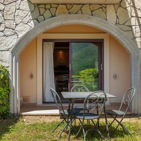 Lake-view Holiday In With Garden And Fireplace بيت للعطل