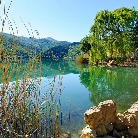 Lake-view Holiday In With Garden And Fireplace بيت للعطل *